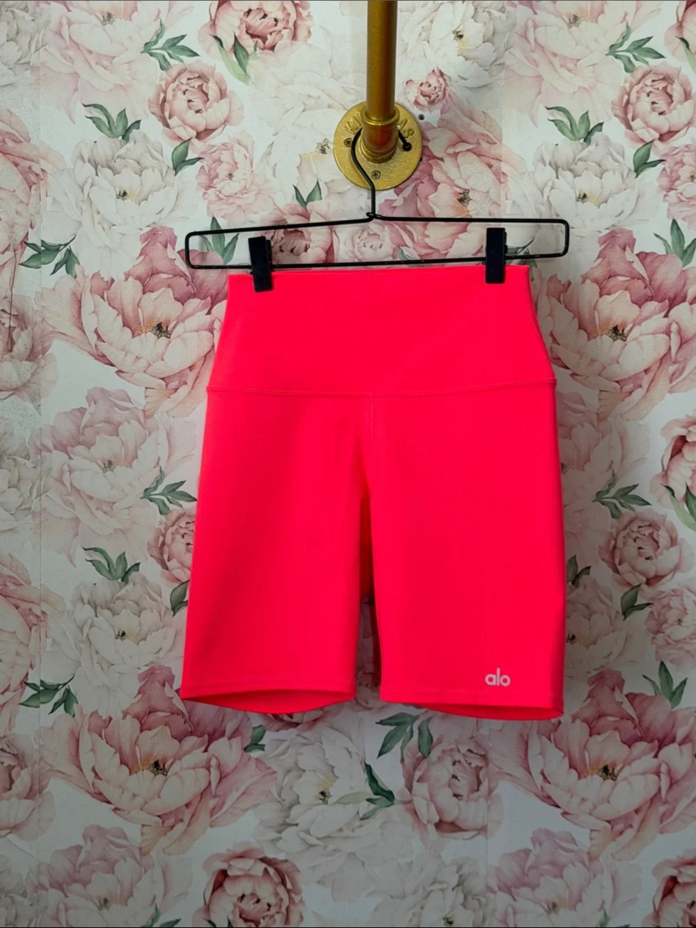 NWOT Alo Yoga Airbrush 7” NEON Biker Shorts High Waist Women’s size XS